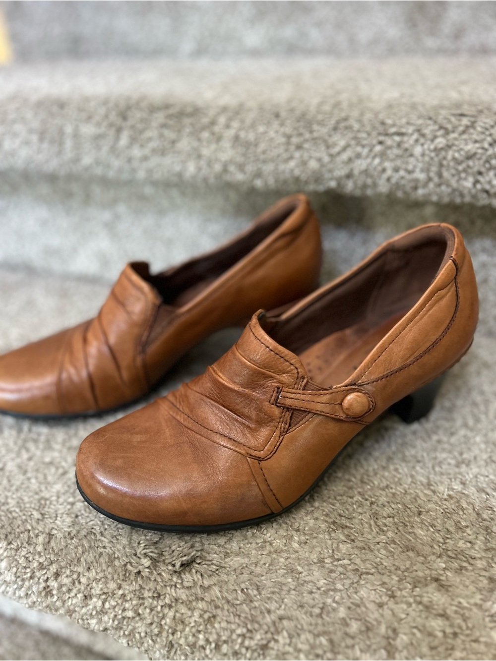 Cobb Hill brown pleated leather low heeled office shoes. SZ 9M. Button detail